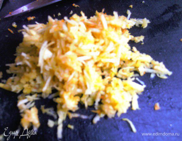 Яблоки очищаеми натираем на мелкой тёрке и сразу сбрызгиваем лимонным соком!