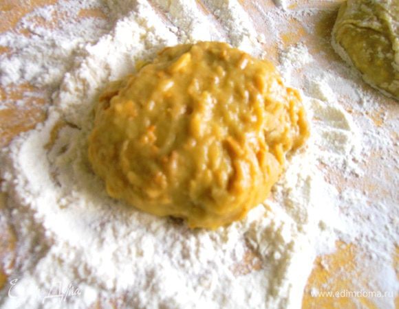 Отделяем часть теста и катаем колобок в руках,как сырнички...