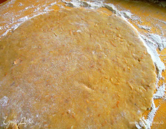 Раскатываем нежное тесто в тонкий пласт,обильно посыпав мукой...