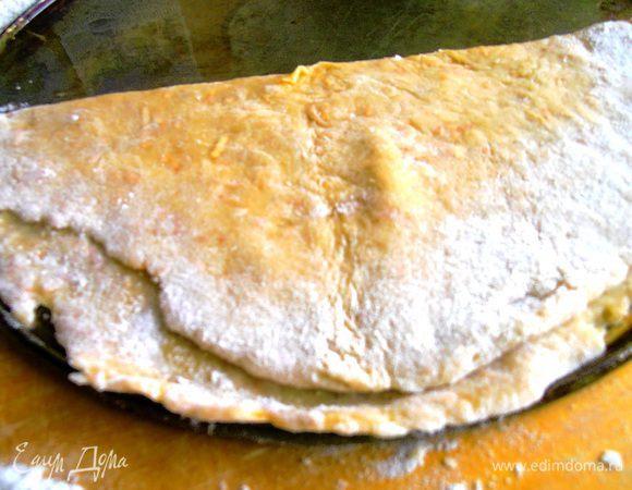 И раскрываем в пласт в форме(у меня от разъёмной формы два"дна"-очень удобно:пока один печётся,другой на подготовке!)