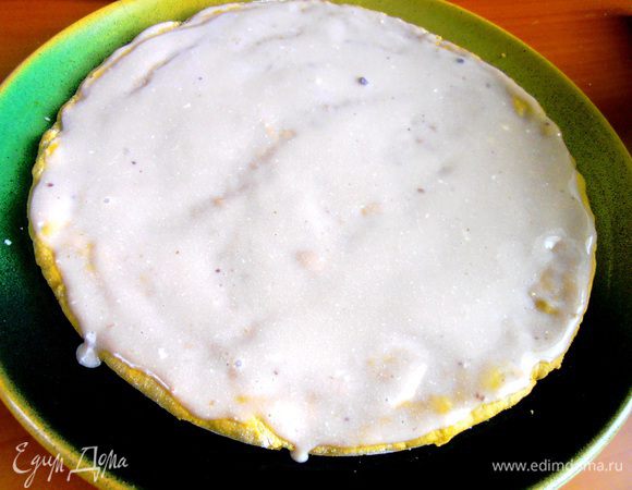 Обильно смазываем все наши коржи...