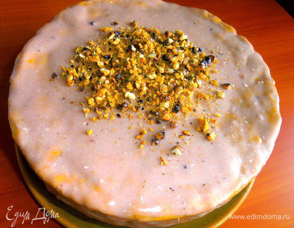 Высыпаем ровненько на верхний корж!