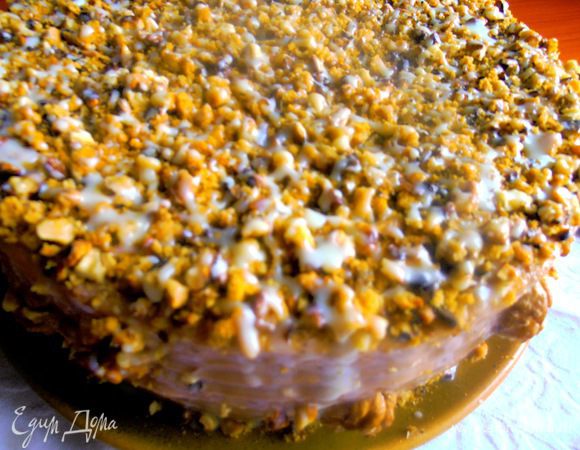 Отдадим дань традиции:польём слегка верх сгущёночкой с помощью чайной ложки!