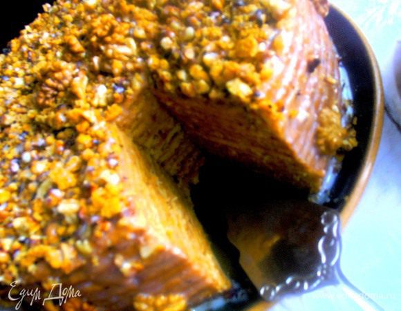 Тортику желательно дать пропитаться пару часов,но тут"как карты лягут",можно и сразу снять пробу очень острым ножом)))Большие торты я сначала нарезаю по кругу,а потом на дольки(круг съедается последним!)