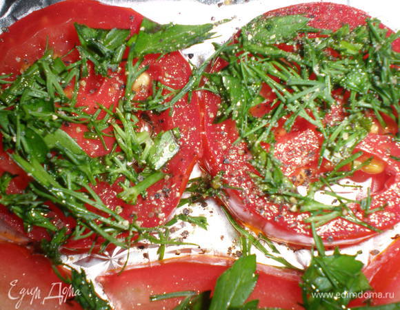 Нарезаю помидорчики кружочками или половинками, выкладываю на смазанную маслом фольгу или просто на противень (опять же смазанный маслом), солю, перчу, посыпаю зеленью.