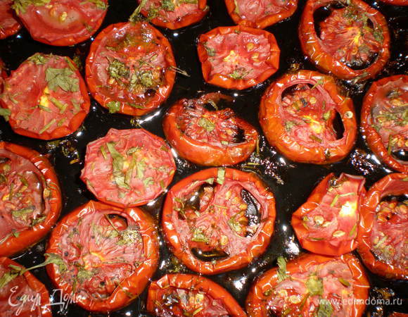 Помидоры, нарезанные кружочками, выдерживаю в духовке при минимальной температуре 1 час, складываю в банку, добавляю масло, стерилизую 40 минут, закрываю.