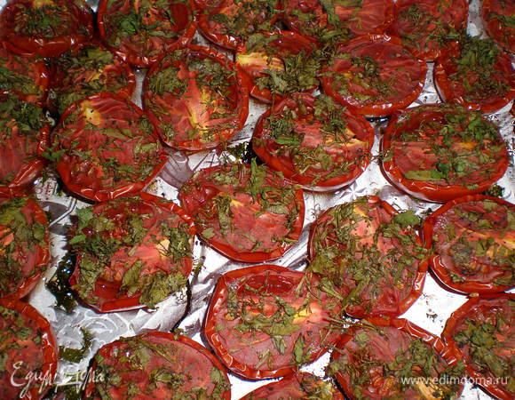 Помидоры, нарезанные половинками, выдерживаю в духовке при минимальной температуре 2 часа, складываю в банку, стерилизую, закрываю.