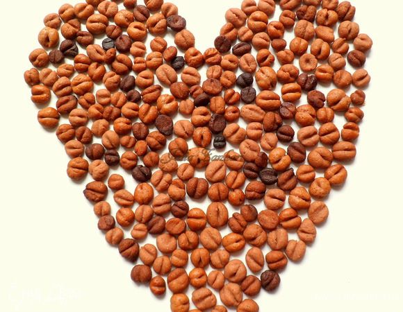 Я украсила одну из них мини-печеньем "Кофейные зерна":
делаем тесто из 100 г масла, 100 г сметаны,100 г сахара,1,5 ст. ложки какао, 250 г муки, пол ст. ложки кофе растворимого, 1 ст. ложка молока.
Растворяем кофе в молоке. Масло, сметану, сахар смешиваем и перетираем, потом добавляем муку и какао. В конце добавляем разведенный кофе. Из теста скатываем руками шарики и укладываем на лист. Уже на листе зубочисткой посередине делаем надрезы. Смазать все зернышки взбитым яйцом и в духовку на 10-15 минут. 
Приятного аппетита.