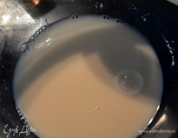 Дрожжи смешать с теплой водой и дать постоять 5мин.Перемешать дерев.ложкой..