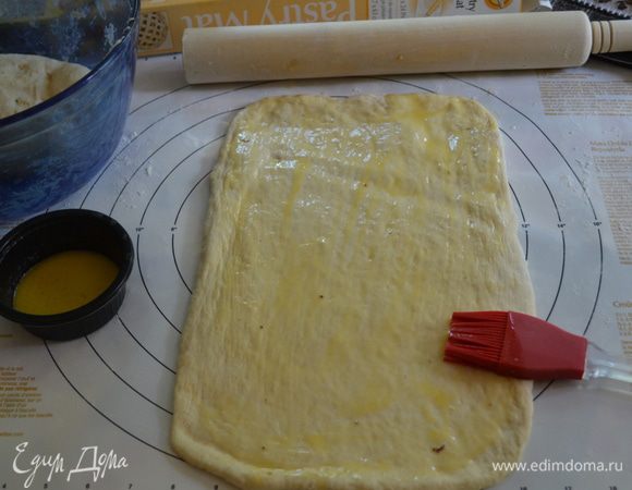 Разделить тесто на 2 части.Одну часть выложить на поверхность и раскатать скалкой в прямоугольную форму.Смазать растоплен.слив.маслом поверхность теста кисточкой.