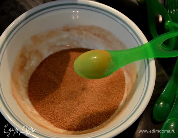 В небольшом блюде смешаем 2 стол.л  сахара с корицей.