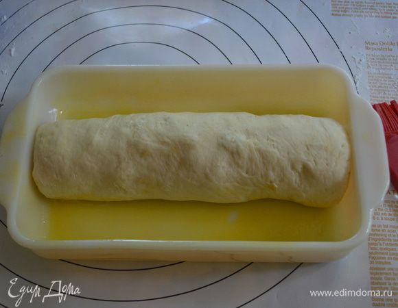 Свернем туго рулетом  и положим в приготовленную смазанную форму.
Повторим также со второй частью теста.