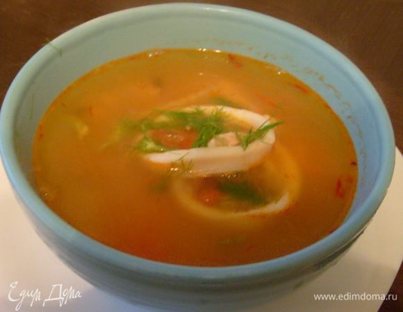 Горячим подавать к столу, посыпав зеленью фенхеля, и с кусочком лимона