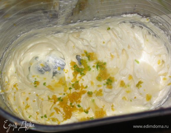 Взбить миксером сыр с сахарной пудрой, добавить цедру и сок лайма или лимона