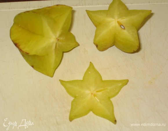 Нарезать карамболу на ломтики для украшения