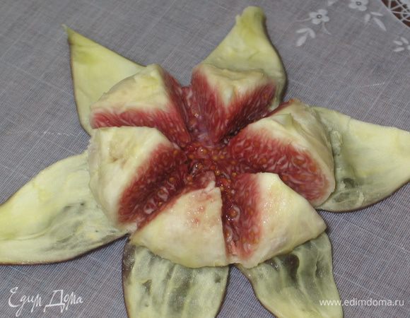 Надрезать плод инжира на 6 долек (не до конца, а только лишь верхушку), аккуратно снять кожуру и раскрыть дольки