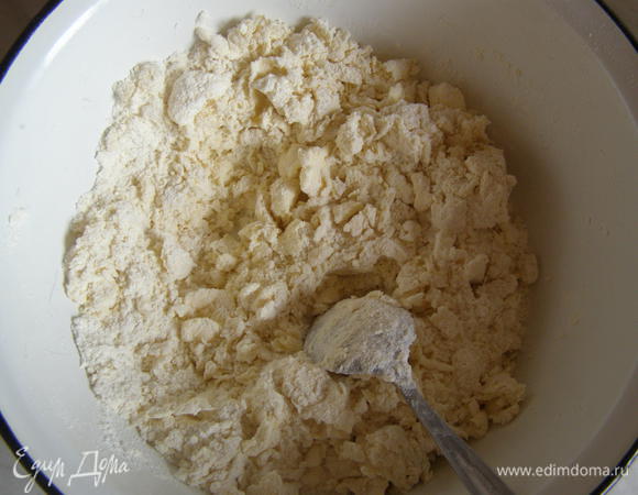 Смешать муку, сахар, разрыхлитель, шепотку соли. Порубить маргарин. Ввести яйцо и замесить не слишком крутое тесто.