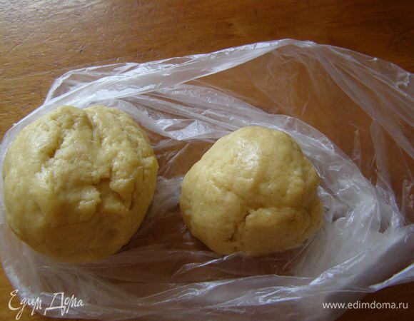 Тесто разделить на 1/3 и 2/3. Убрать в холодильник на 30 минут минимум.