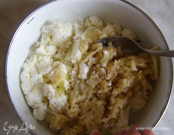 Яблоки натереть на крупной терке, смешать с творогом, сахаром и ванилью.