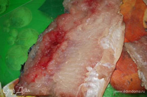 Рыбу разделать на филе, вместе с кожей. Каждое филе разделить 3-4 порционных кусочка.