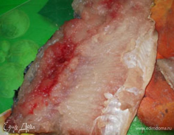 Рыбу разделать на филе, вместе с кожей. Каждое филе разделить 3-4 порционных кусочка.