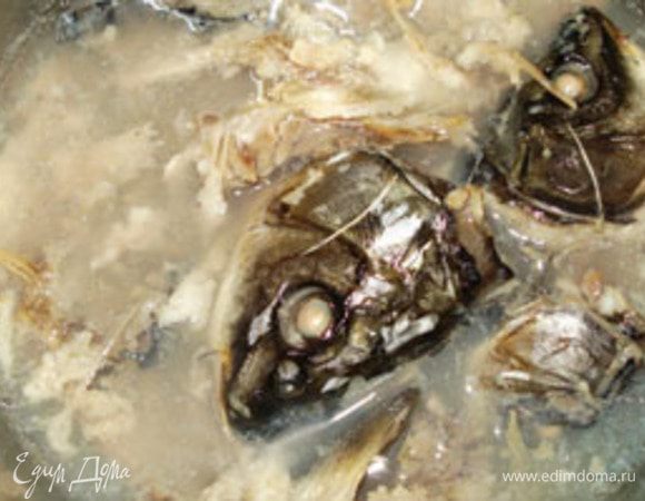 Из голов и костей сварить бульон( объем 1л)