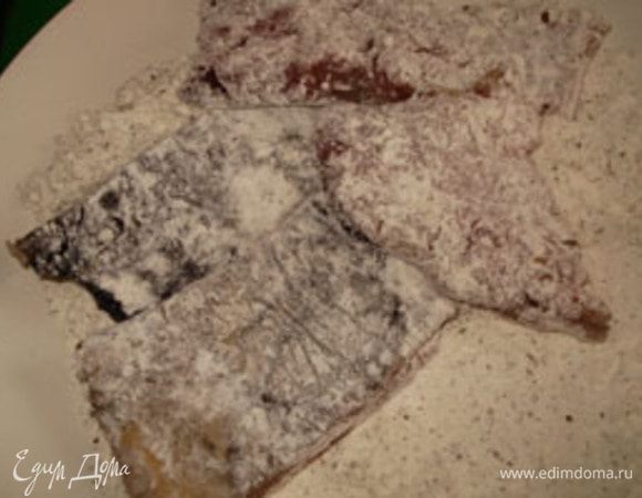 Рыбу обвалять в муке. Я в нее добавляю травки для рыбы и соль.