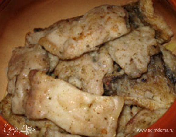 Обжарить кусочки рыбы в растительном масле до золотистого цвета, но не пережаривать.