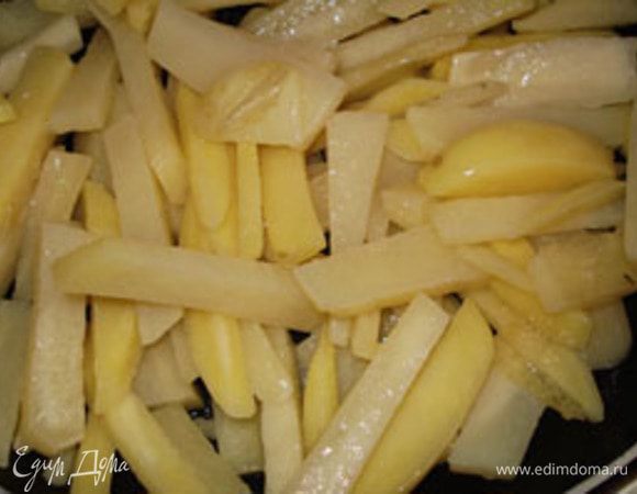Картофель порезать на брусочки  и обжарить в растительном масле, посолить