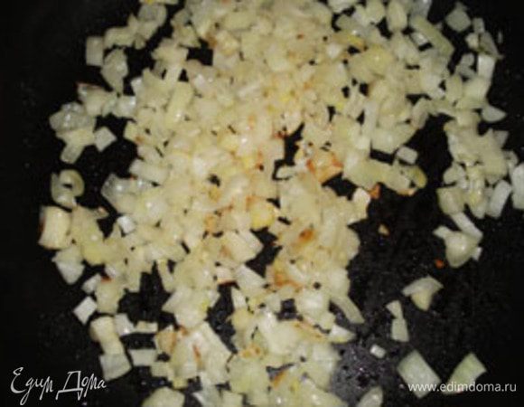Лук  мелко порезать и обжарить в растительном масле до мягкости