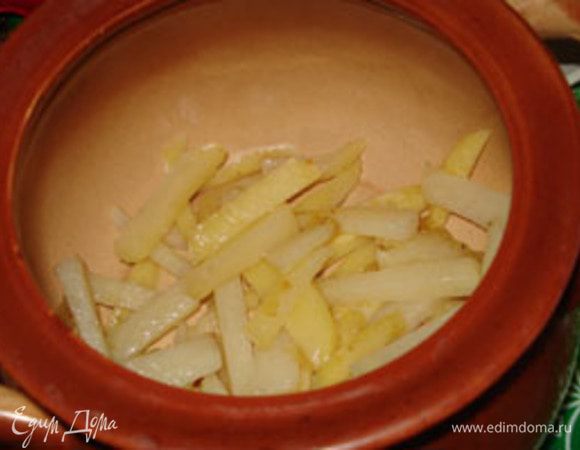 В горшочек ( я взяла один большой на 2 л) на дно положить 1/2 части картофеля. 