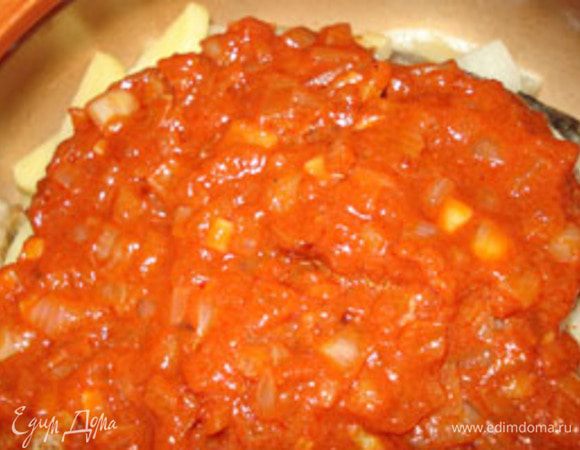 Сверху лук с томатов в бульоне. Все это залить оставшимся бульоном.Посыпать красным перцем и смесью перцев.