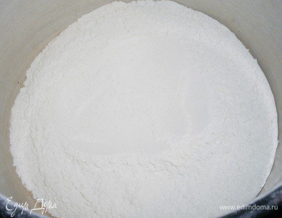 В отдельной посуде смешиваем муку с половиной сахара (95г), ванильным сахаром и солью. Прокаленные орехи рубим не слишком мелко и смешиваем с сухой смесью. 