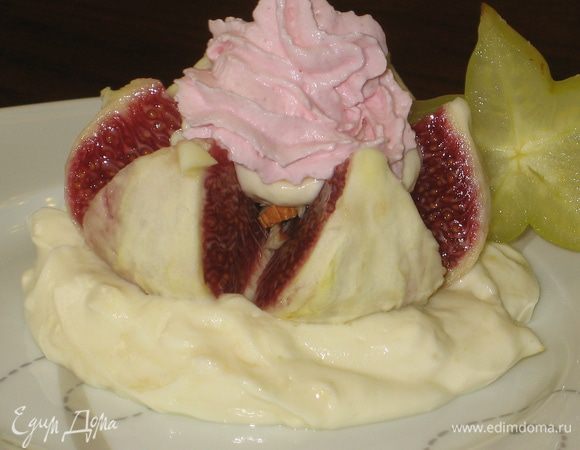 Нарезать орехи и добавить их в серединку плода, поверх добавить 1 ч.л. сырной массы. Украсить взбитыми сливками и ломтиком карамболы