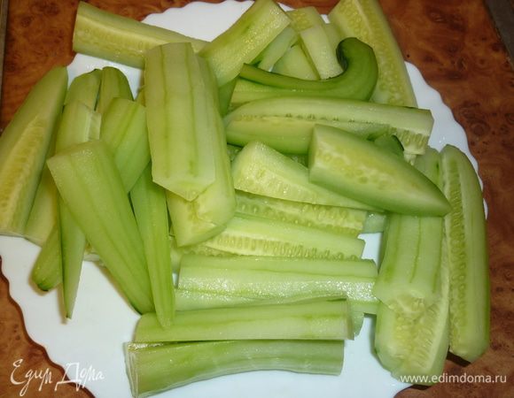 порезать огурцы на кусочни длиной около 10 см. короткоплодные можно оставить целыми. и каждый кусочек на 4 части вдоль пополам. получатся симпатичные брусочки
