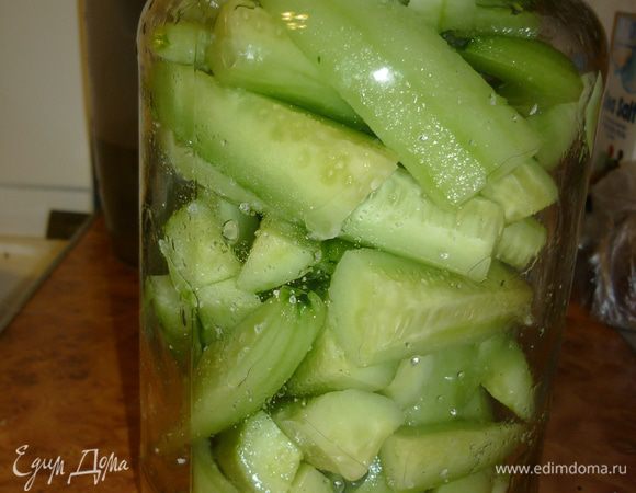 огурцы пересыпать солью, сложить в емкость (у меня банка), убрать в холодильник на пару часов, а лучше на ночь