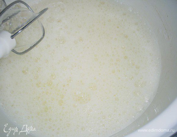 Холодные белки начинаем взбивать на средней или высокой скорости миксера. Когда белки начнут пенится, добавляем лимонный сок и продолжаем взбивать.