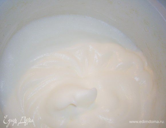 Белки взбиваем до стадии СРЕДНЕЙ пены.  Такие белки немного держат следы от венчиков миксера, но выливаются из кастрюльки, если ее перевернуть. Стараемся не перебить белки, иначе не получим желаемого результата.