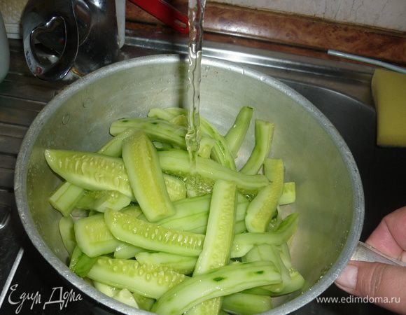 сок слить, огурцы промыть в проточной воде