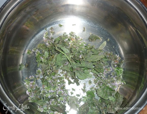 мяту нарезать, смешать с огурцами, поставить в холодильник на 2 часа