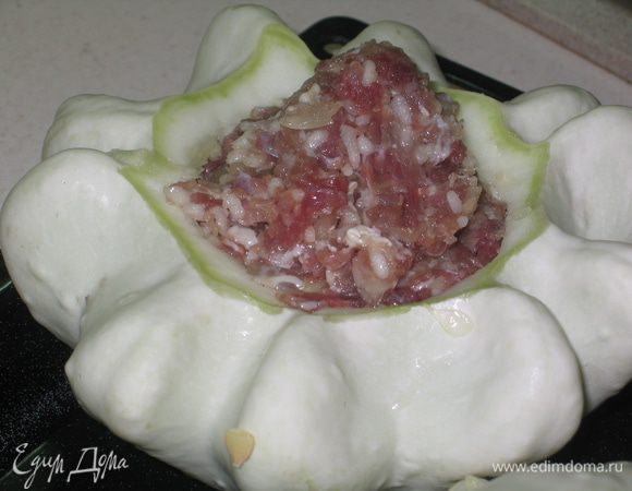 Посолить патиссоны изнутри. Наполнить их начинкой