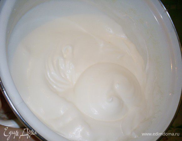 Как только добьемся нужного состояния белка, начинаем, не прекращая взбивания, постепенно добавлять вторую половину сахара(95г). Взбиваем снова до стадии средней пены. Готовая взбитая масса гладкая и блестящая, немного держит следы работы венчиков, но тоже выпадает из кастрюльки при ее переворачивании.
