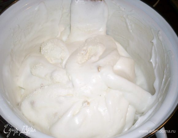 В три - четыре приема добавляем во взбитые белки орехово-мучную смесь. Каждый раз аккуратно перемешиваем лопаткой снизу-вверх от края к центру, поворачивая рукой емкость с белками. Никаких круговых движений! Ими вы убиваете свою работу. Первый раз я пренебрегла этим правилом и мой бисквит осел при выпечке, чего и следовало ожидать.