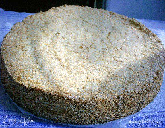 Форму с готовым горячим бисквитом переворачиваем вверх дном и оставляем до полного остывания!!! Это необходимо, чтобы бисквит не осел. Если бисквит предназначается для торта, ему лучше дать выстоятся несколько часов, а если для семейного чаепития, то освобождаем бисквит из формы. Для этого аккуратно ножом отделяем его от стенок формы, переворачиваем и отделяем бумагу. Приятного аппетита!