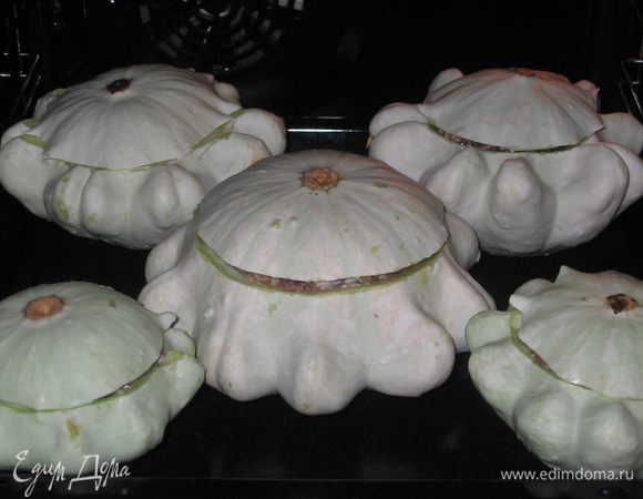 Накрыть крышечками, словно горшочки, и поставить в духовой шкаф, предварительно разогретый до 200 градусов, на 1-1,5 часа. 