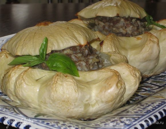 Время приготовления зависит от размера патиссонов. У меня были разные по размеру, поэтому, через 1 час приготовились маленькие, а большим потребовалось 1,5 часа. Несмотря на то, что у самого большого патиссона наружная корочка была твердой, внутри он очень хорошо пропитался мясным соком и мякоть получилась мягкой. Проверяйте готовность при помощи ножа, приоткрыв крышечку патиссона и потыкав мякоть.