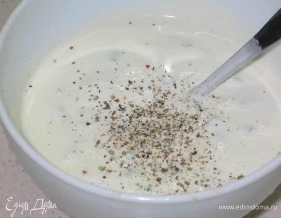 Приготовить соус: смешать все ингредиенты (чеснок выдавить через пресс).