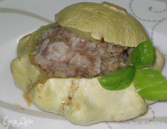 Фаршированные чудо-патиссоны готовы: важные на вид и очень вкусные...сочные, нежные и необычные. Патиссон выглядит как горшочек, а внутри бульон. Подавать надо с соусом. Приятного аппетита.