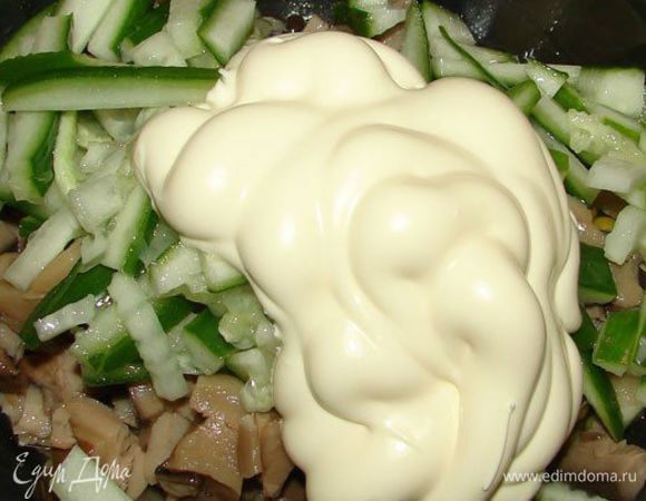 Затем огурцы и майонез