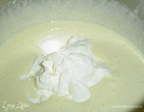 затем добавляем сметану, разрыхлитель, ванильный сахар и еще раз взбиваем.